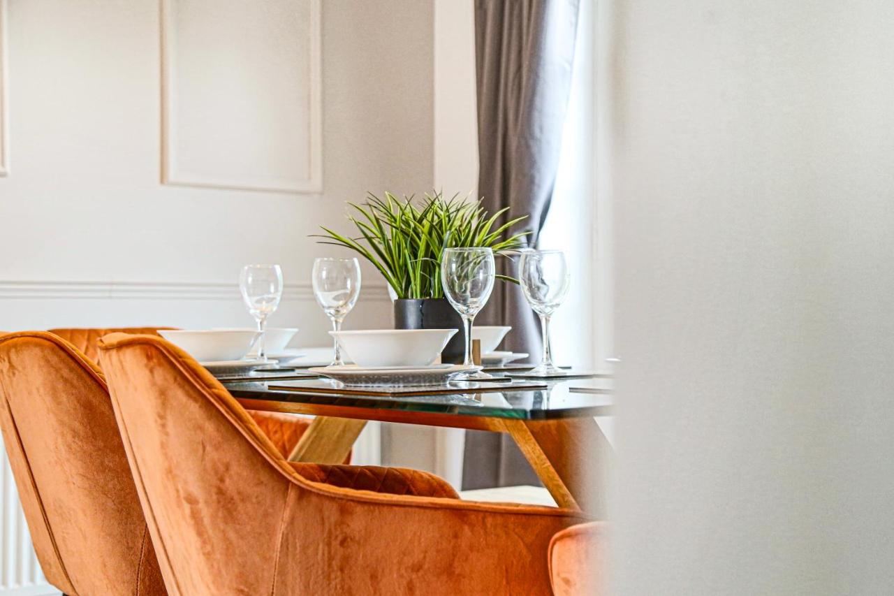 Grace House - Prime Location - Driveway Parking, Pool Table, Fast Wifi, Self Check-In and Smart TV with Sky TV and Netflix by Yoko Property - Chambres d’hôtes Milton Keynes