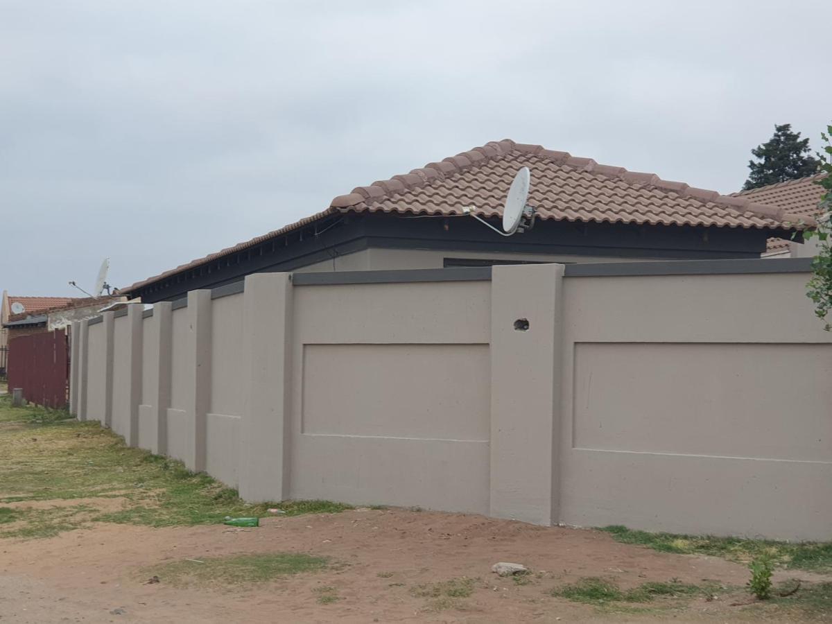 Zondile's guest lodge - B&B eMbalenhle