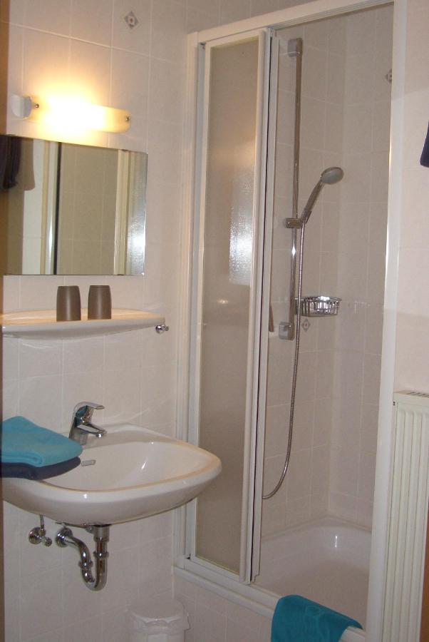 Doppelzimmer mit kleinem Bad