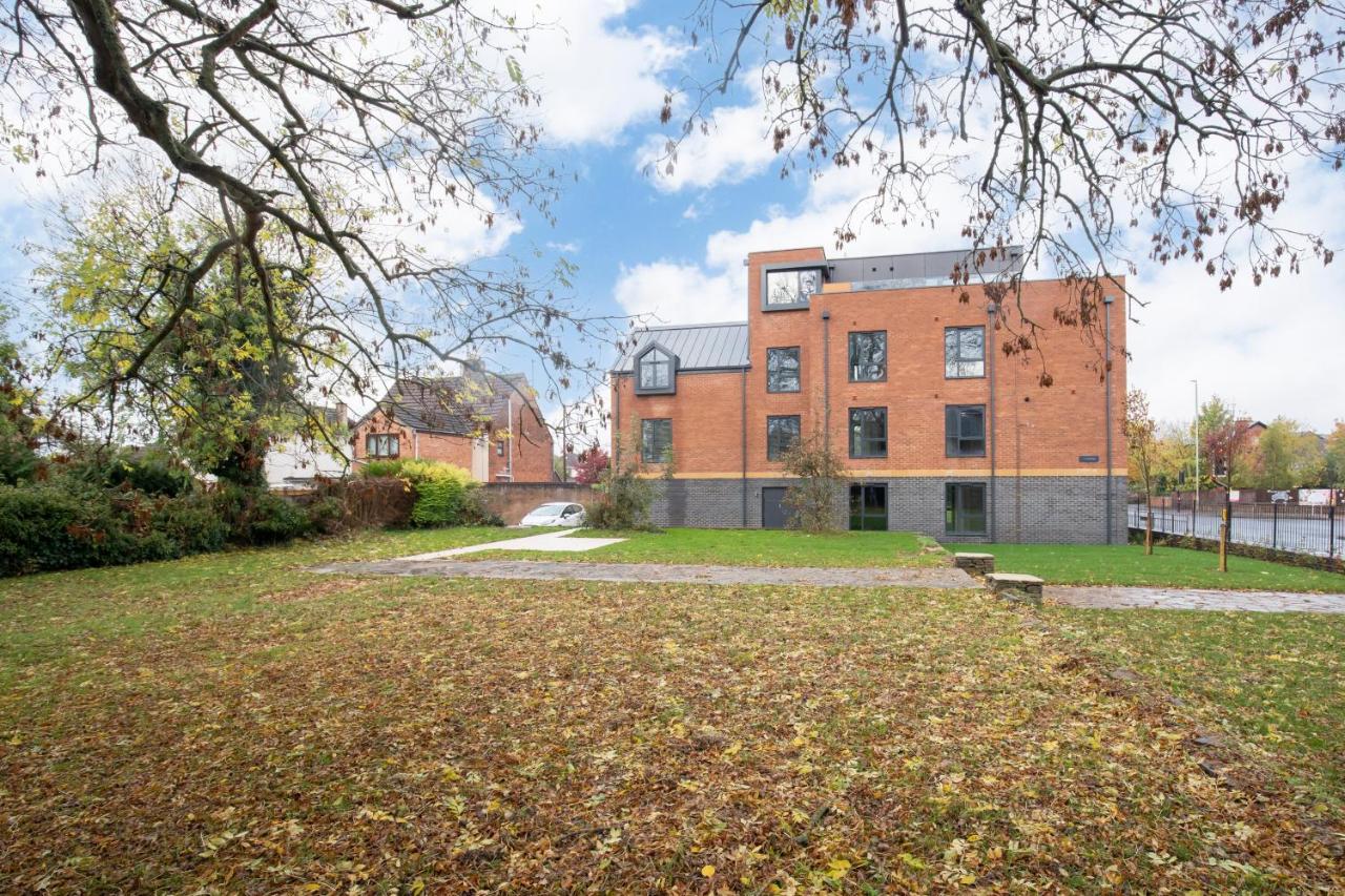 Elliot Oliver - Stunning Three Bedroom Penthouse With Large Terrace & Parking - B&B Gloucester