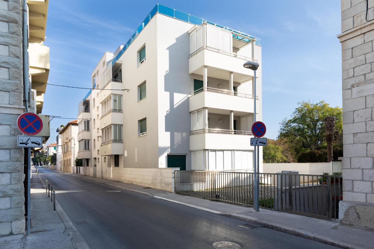 Bačvice - 2 BR , terrace,3 air conditioners, parking,elevator 3 minutes to the beach - B&B Split