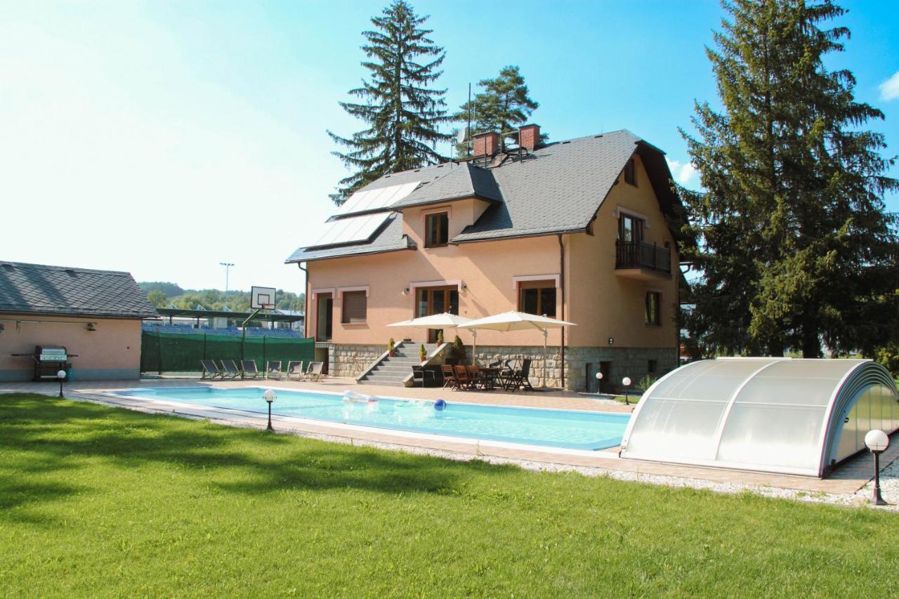 B&B Mikulovice - Villa for 20 people with Jacuzzi and Large Pool - Bed and Breakfast Mikulovice