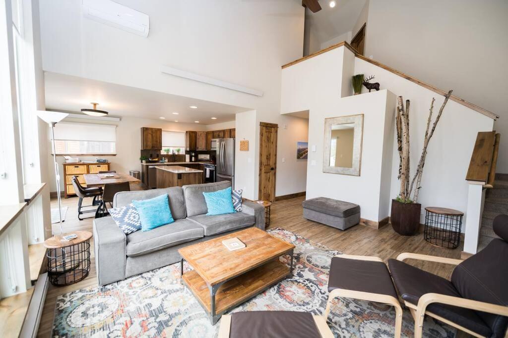 Sundance-2 miles to Rocky Mountain National Park - B&B