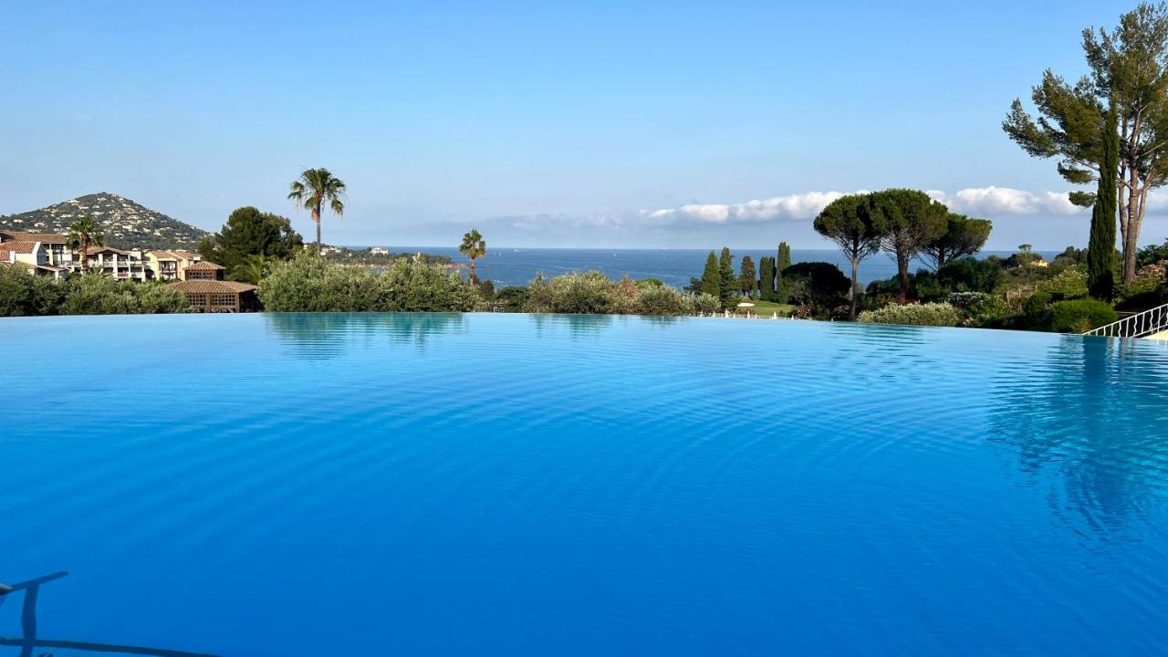 CAP ESTEREL Allée des Fleurs - Appartement CLIMATISE 5 personnes vue mer - B&B Saint-Raphaël