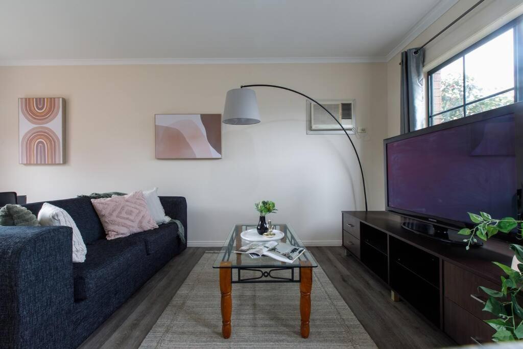 B&B Melbourne - Heart of McKinnon Unit by Ready Set Host - Bed and Breakfast Melbourne