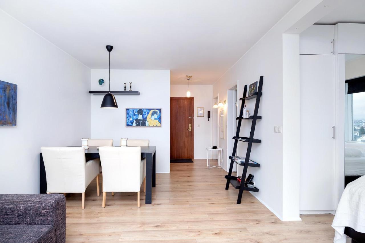 City view, bright & cozy - Free parking (A4) - B&B Reykjavik