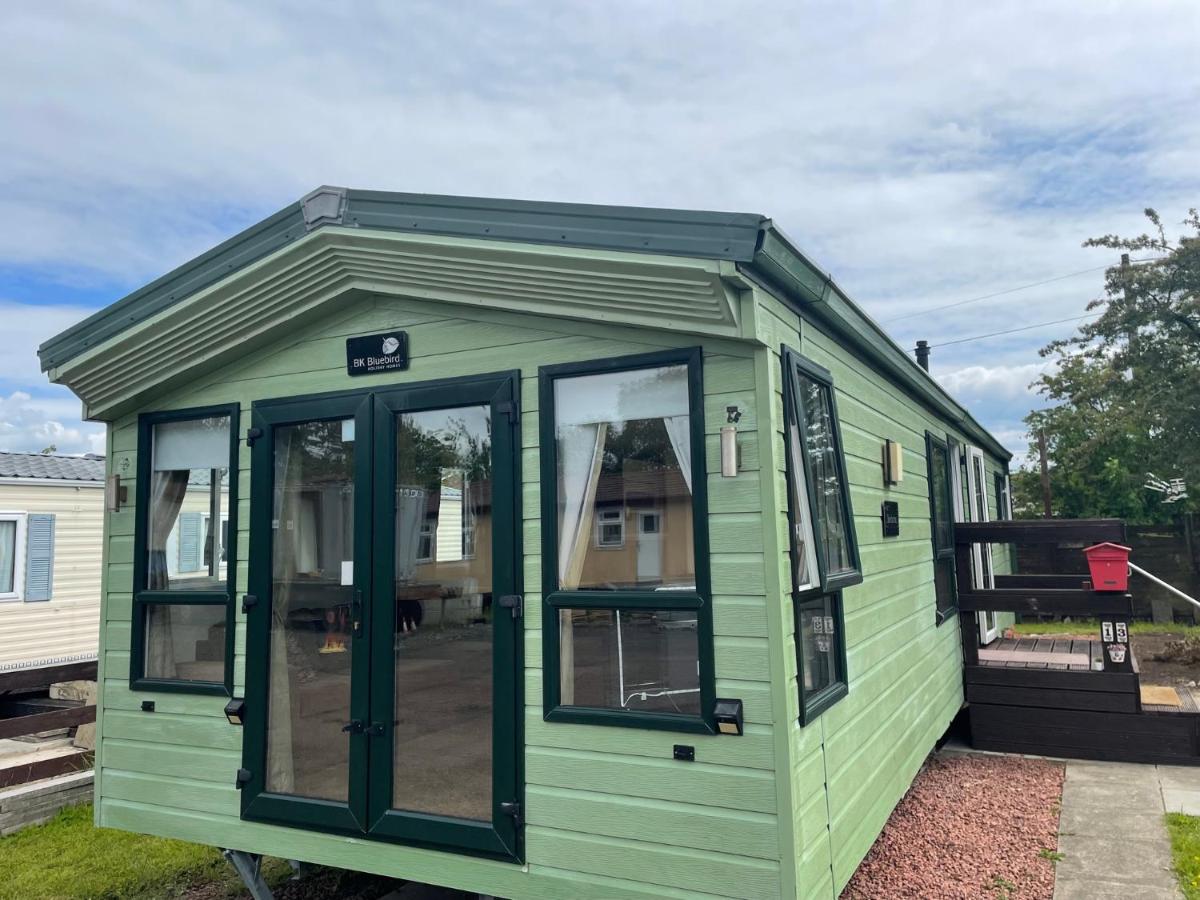 2-Bedroom Caravan in Uddingston, Glasgow - B&B