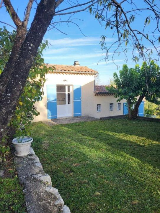 Nid douillet - LES FARGETTES - superbe vue - charmante petite maison avec jardin - 2 pièces à Privas - B&B