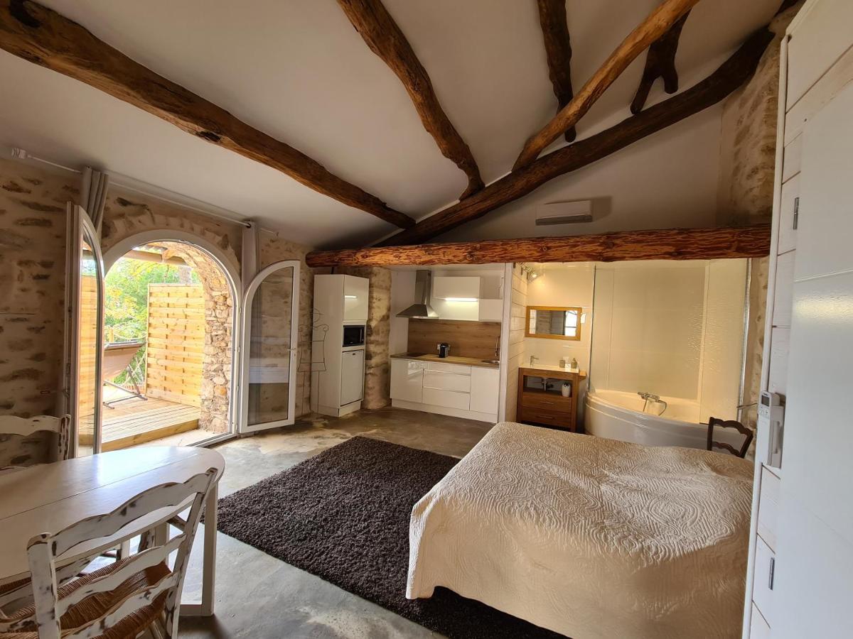 Gîtes 2 adultes dans un mas charme et calme assuré - B&B Servas