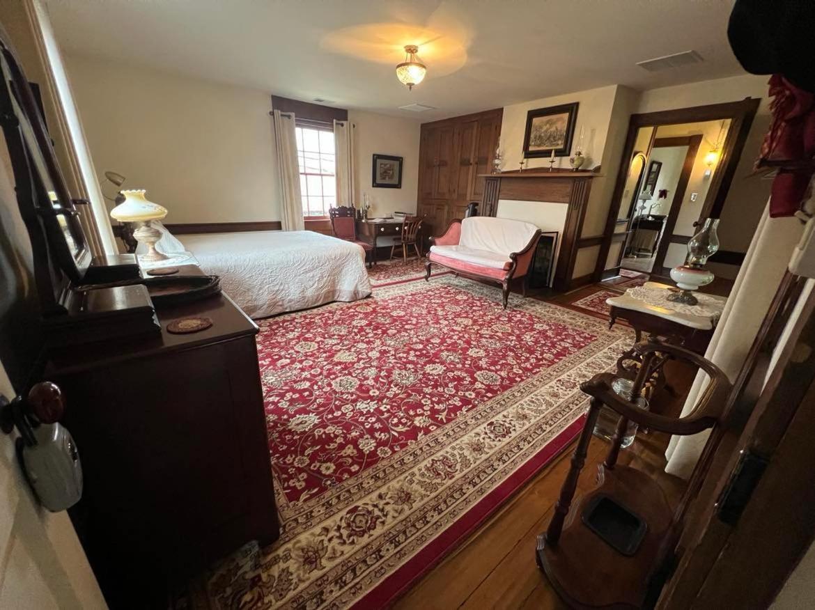 B&B Elkins - Upstairs Historic 1 Bedroom 1 Bath Suite with Mini-Kitchen, Porch & River Views - Bed and Breakfast Elkins