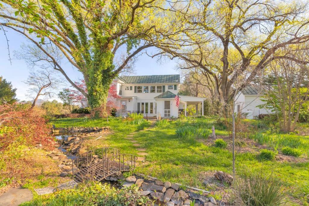 Huge Farmhouse with Heated Pool for Vacations and Retreats - Bed and Breakfast