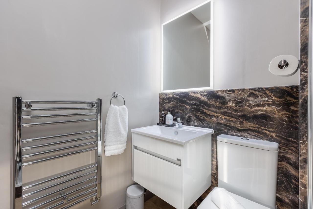 Sugar Reef - A Fantastic Modern House with Garden, Free Parking for 2 cars, Electric Vehicle Point, Whitby Beach, Shops, Bars, Restaurants just a 10 minute walk away, Maximum Occupancy 4 Guests - Chambres d'hôtes Whitby