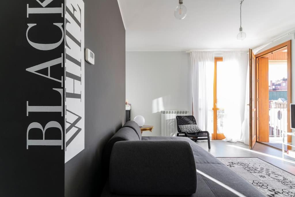 B&B Milán - BLACK & WHITE flat in Naviglio/ porta Genova - Bed and Breakfast Milán