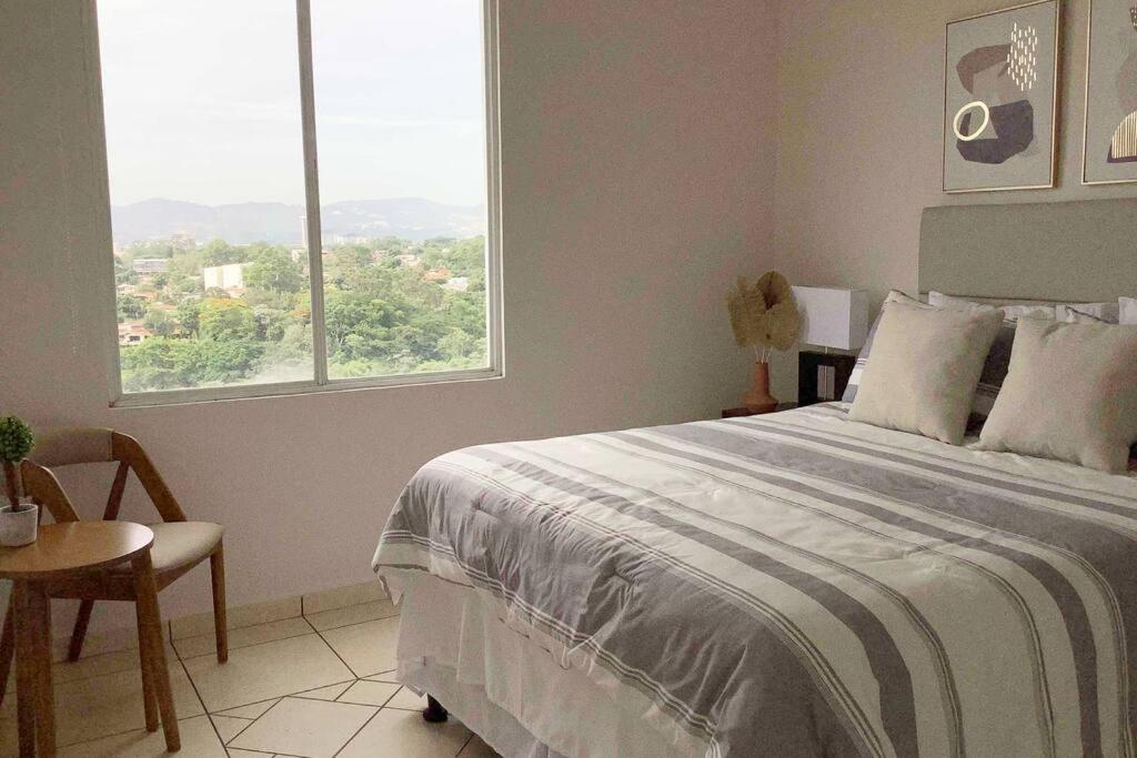 B&B San Salvador - Lovely 3Brm Apt w/City View&Pool @heart of Escalon - Bed and Breakfast San Salvador