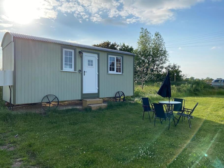 B&B Warwick - Beautiful 1 Bed Shepherd Hut in Warwickshire - Bed and Breakfast Warwick