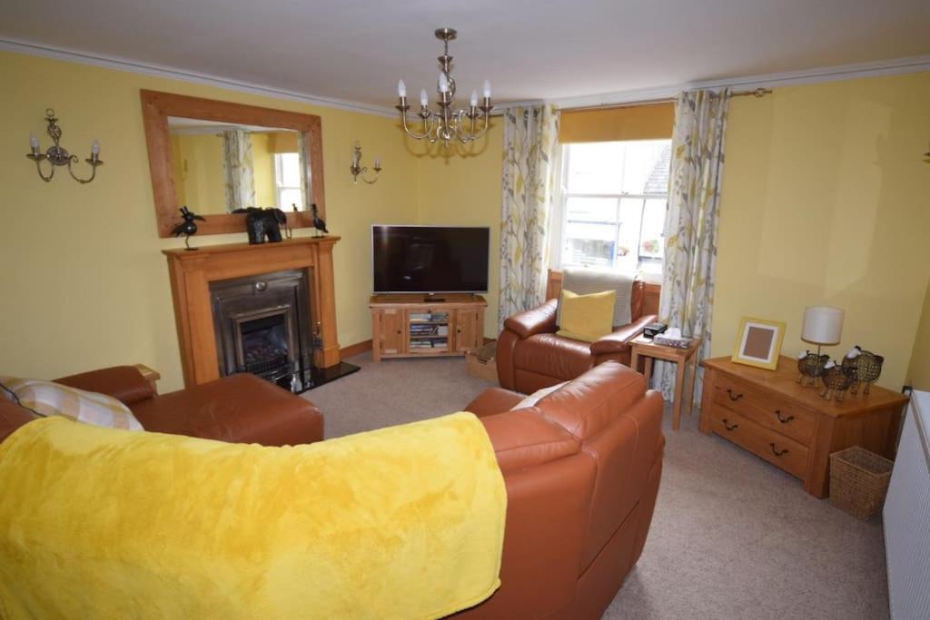 B&B Ulverston - Ulverston Centre Superb 3 Double Bedroom Apartment - Bed and Breakfast Ulverston