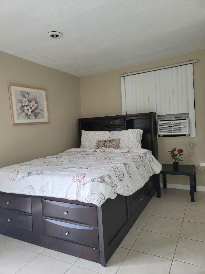 B&B Sarasota - Entire Guesthouse 5 mins to Siesta Key & downtown - Bed and Breakfast Sarasota