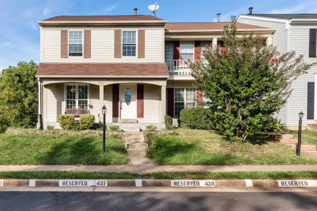 Newly Renovated Basement with Private Bathroom - B&B Herndon