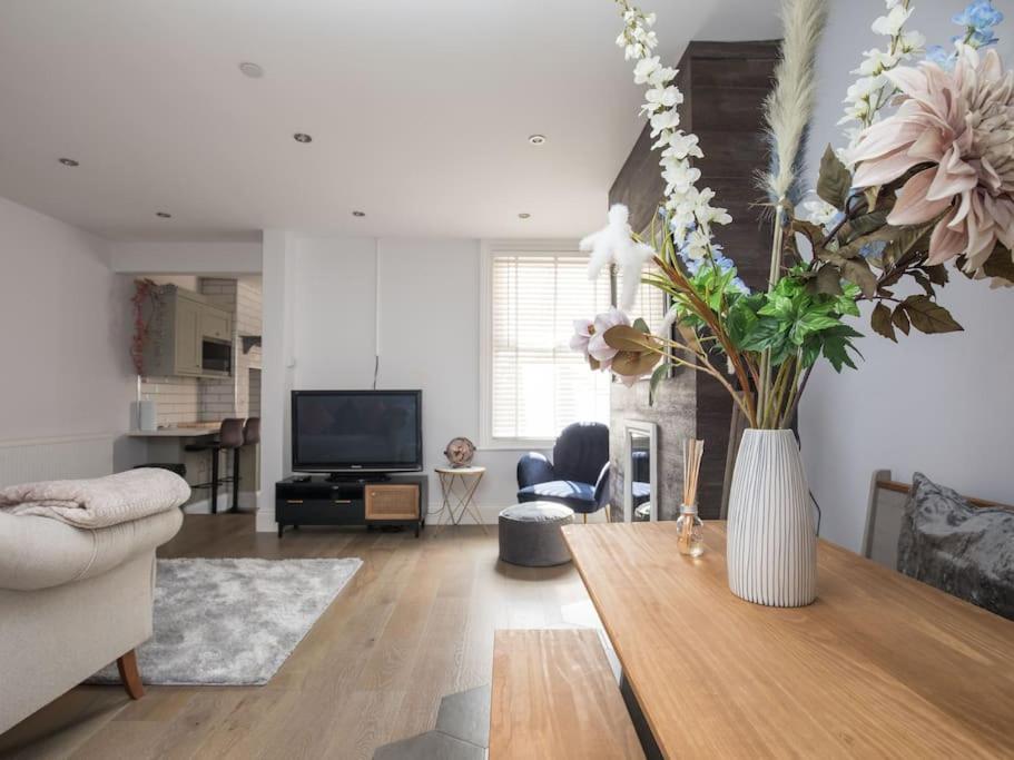 Lovely 2-bed in Windsor FREE Parking, 1 mile from LEGOLAND - Bed and Breakfast