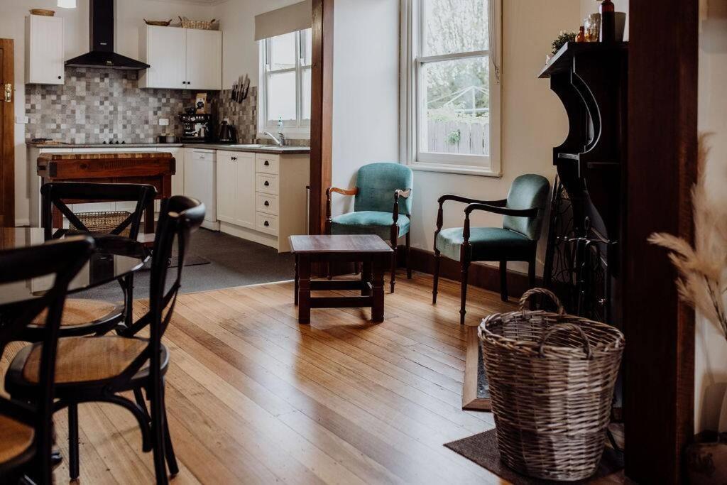 Cottage on Groom - St Marys Charm and Convenience! - B&B Saint Marys