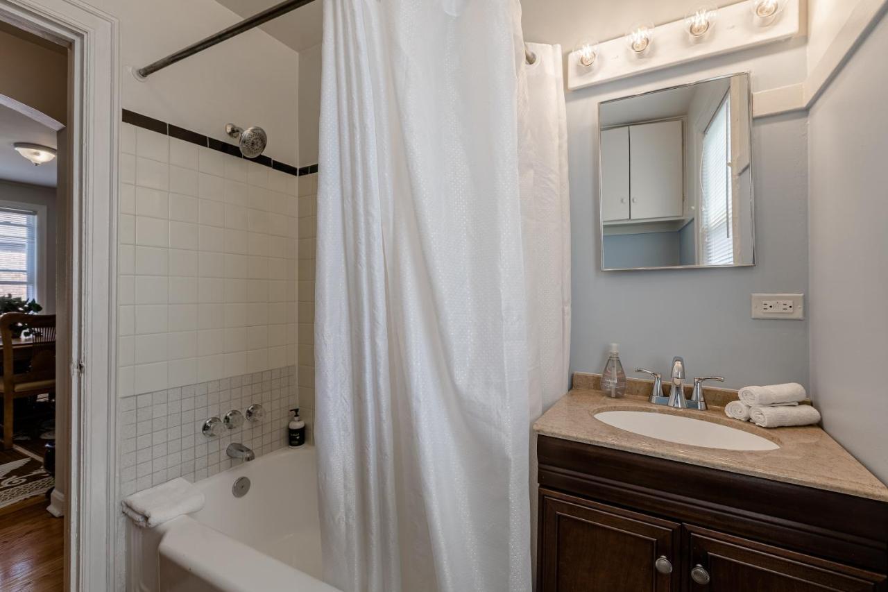 Enjoy Evanston! Slow Down After a Busy Day Sight Seeing - Walking Distance from Public Transportation apts - B&B Evanston