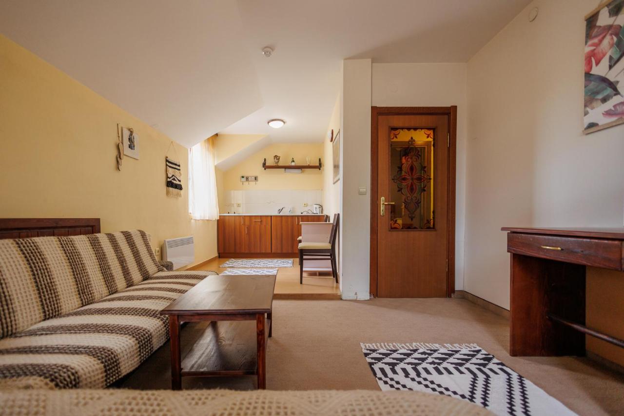 Конна база и Къща за гости Дворене - B&B