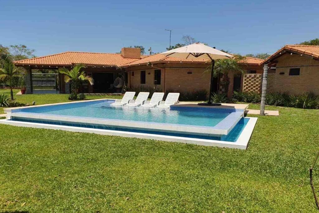 Casa con Piscina, Quincho, Cancha de Futbol/Volley - B&B