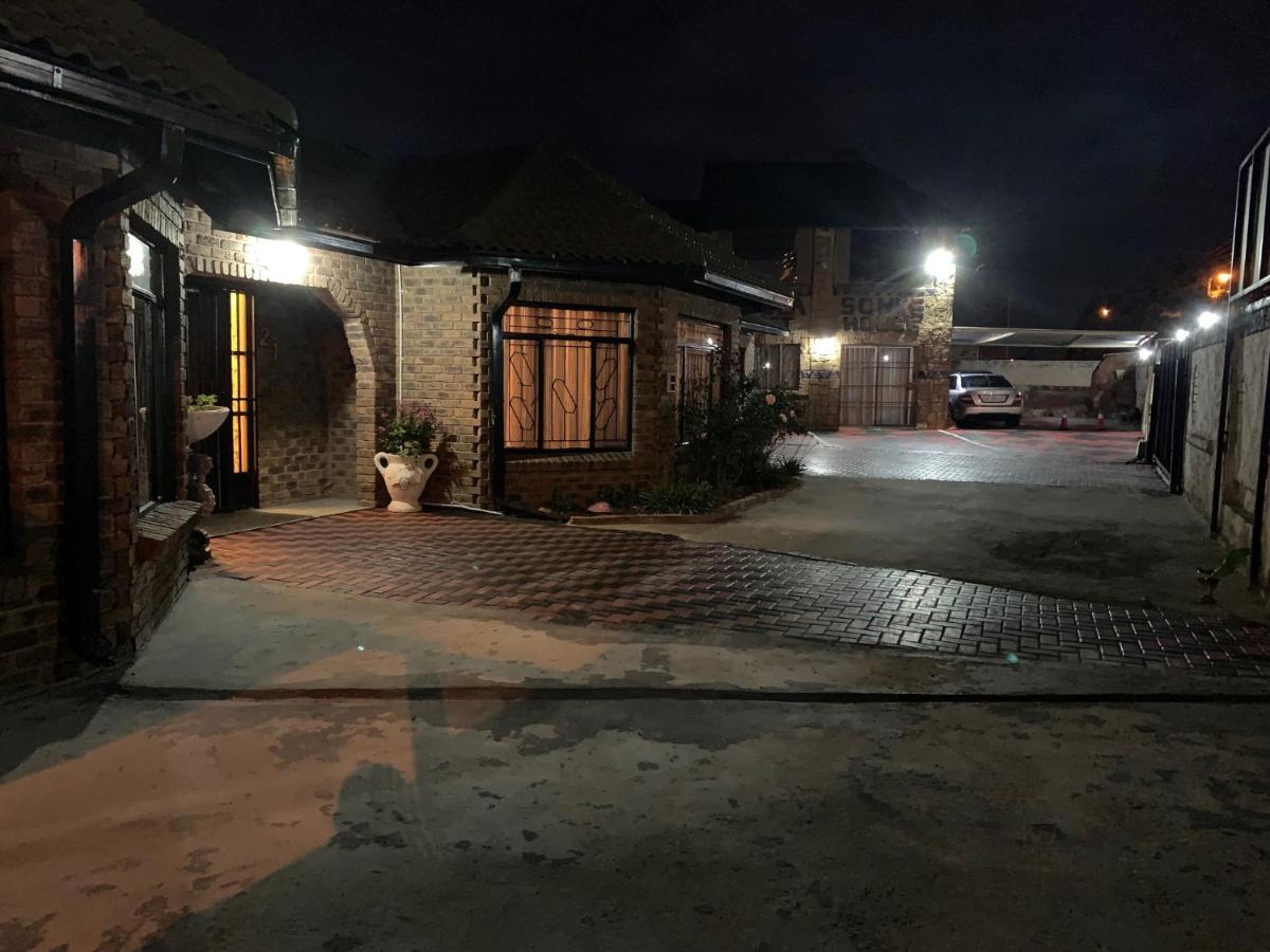 Sikhula Sonke Guest House - B&B