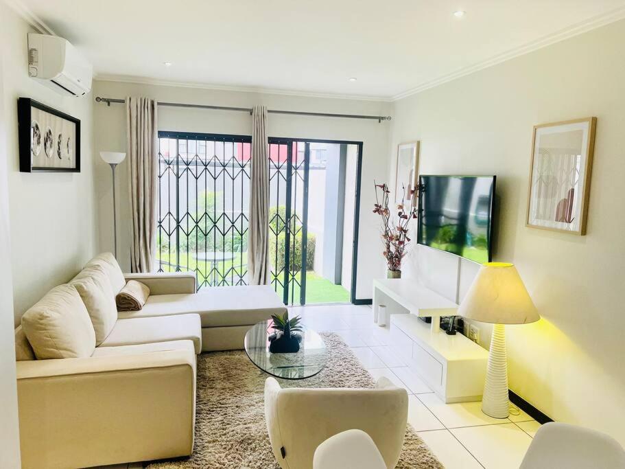 B&B Sandton - Quebec Apartments - Fully Furnished & Equipped 1 Bedroom Apartment - Bed and Breakfast Sandton