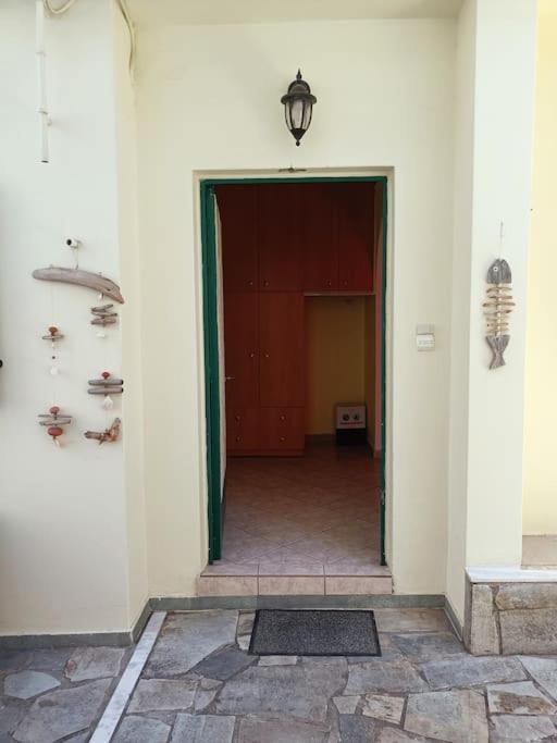 Detached house with a lovely yard 5' walk from Metro Station Agios Dimitrios and METRO MALL - B&B