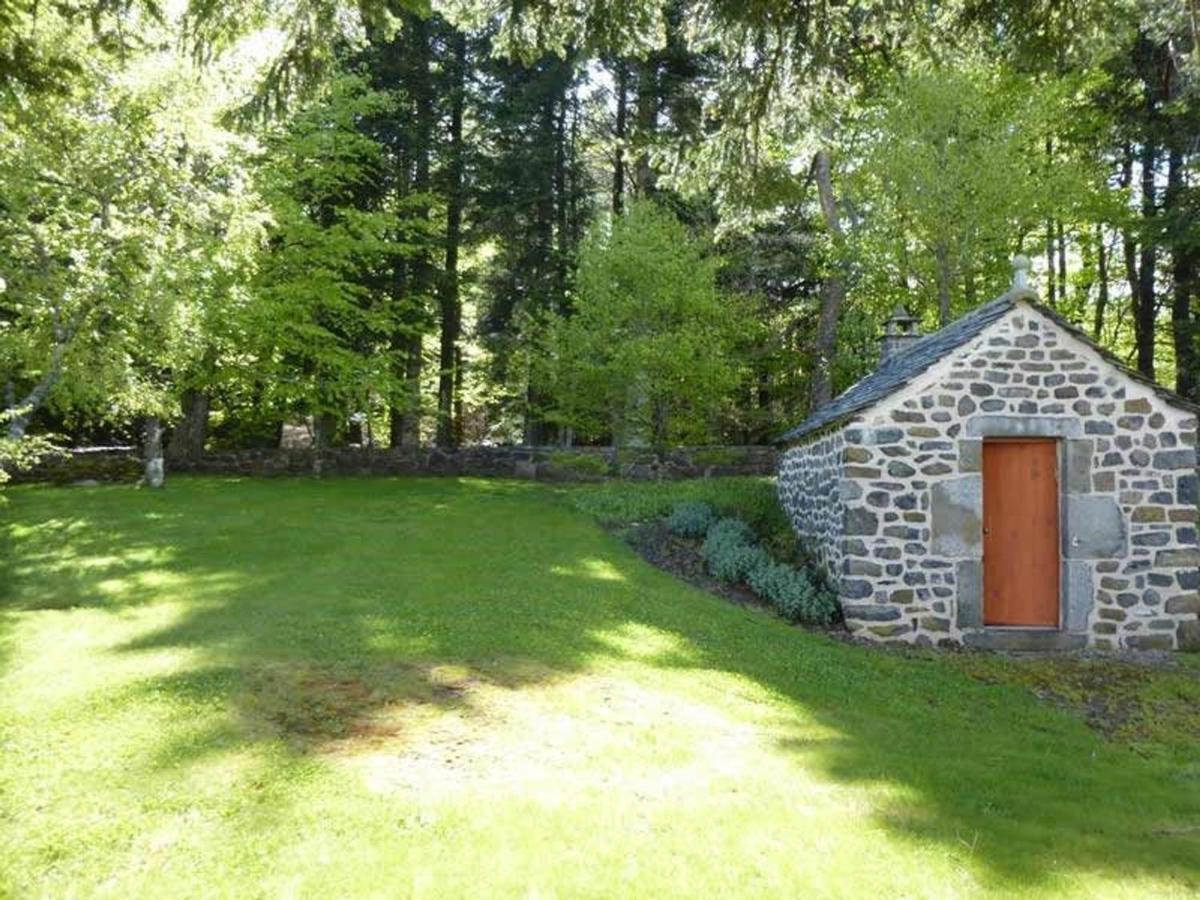 Maison en forêt avec terrasse, jeux pour enfants et cheminée, près du Pic du Lizieux et du Lac bleu - Chambres d'hôtes Araules
