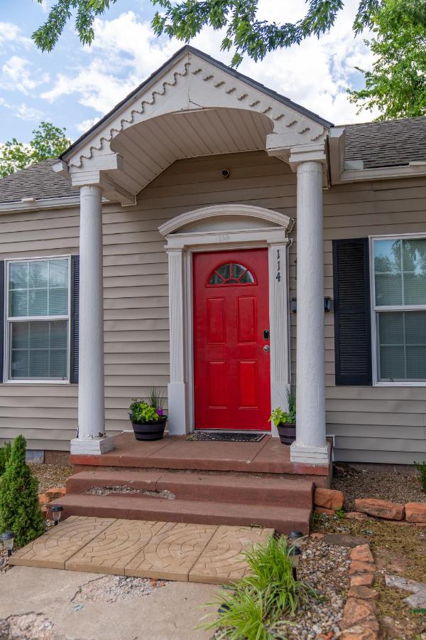 The Charmer, Fiber Internet, ROKU TVs, Washer & Dryer, Near DT Chickasha and Leg Lamp! - B&B