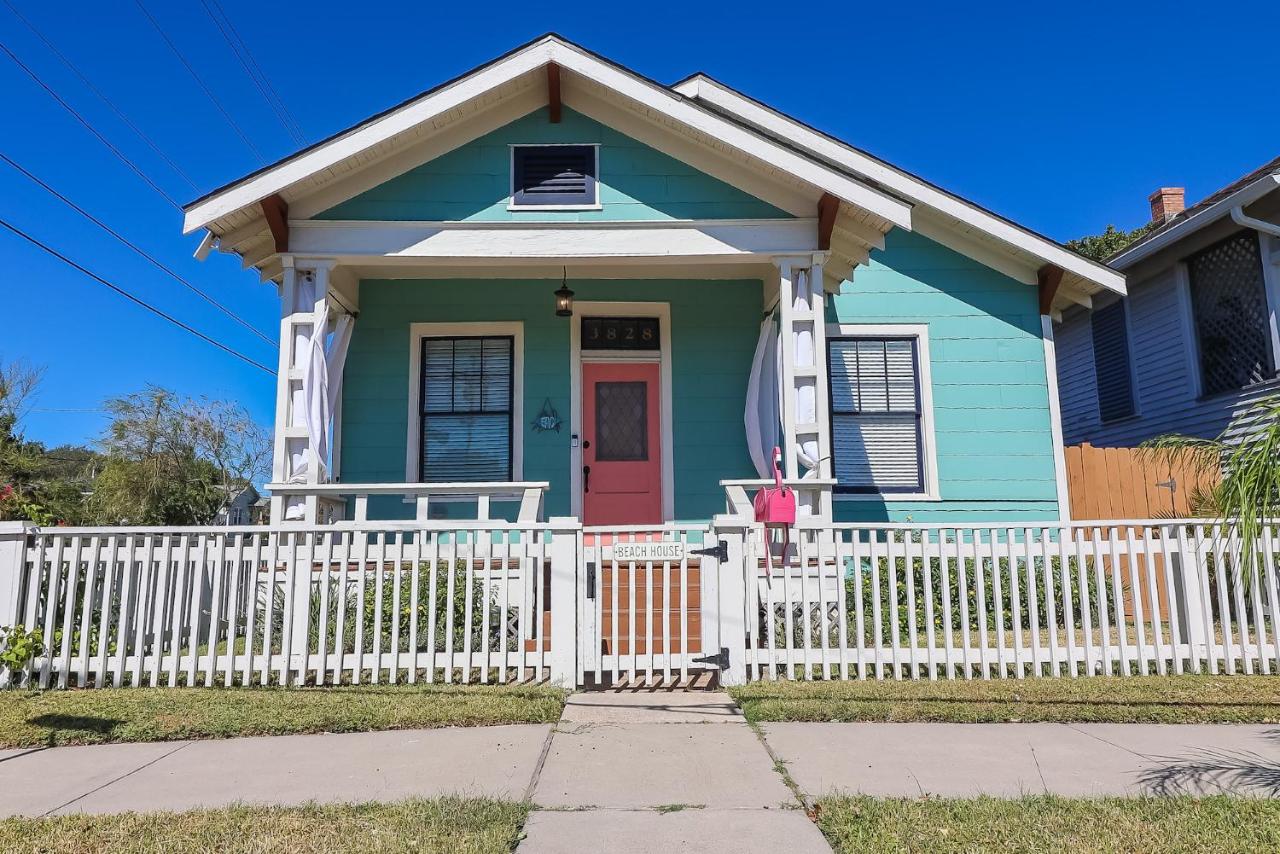 The Old Flamingo Vibrant Bungalow just 2 mins from the beach - B&B Galveston