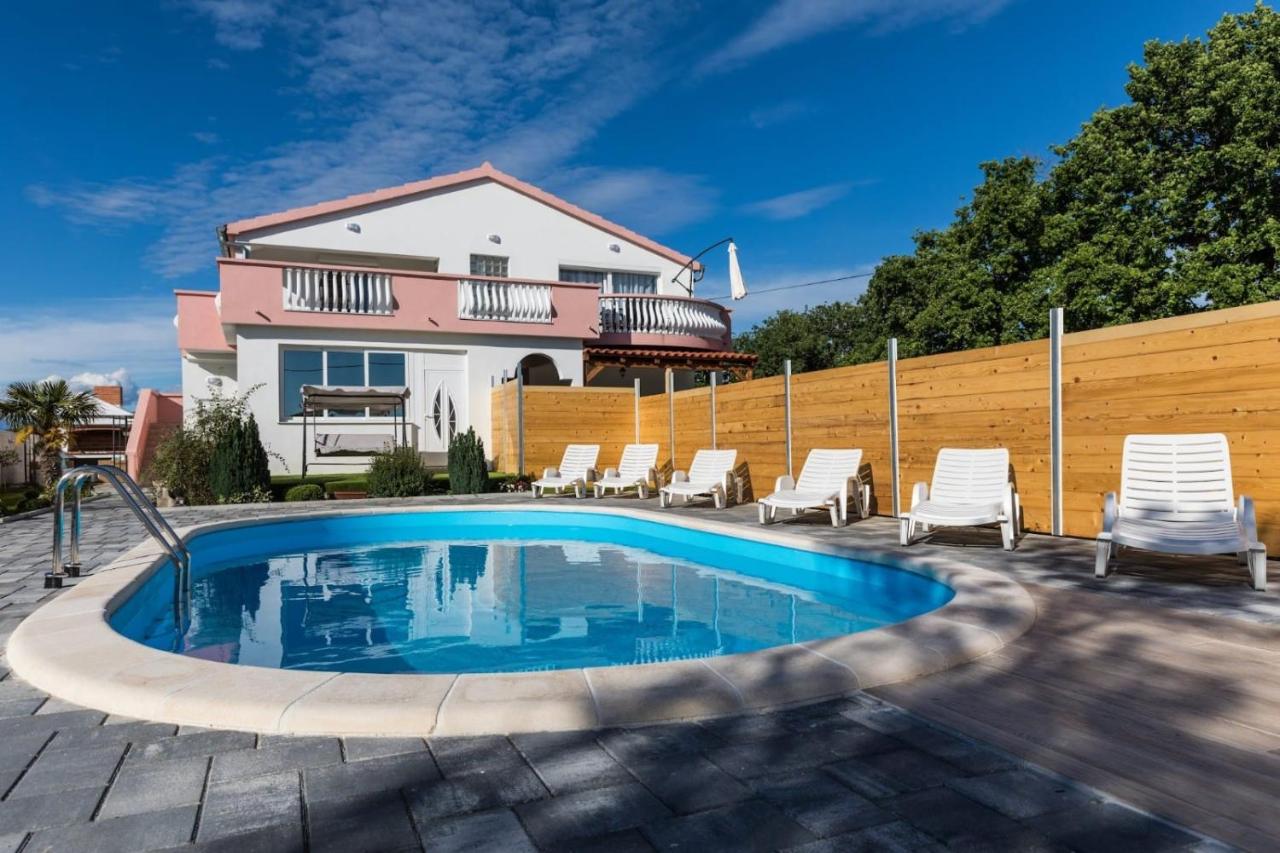 Apartment with Pool View 