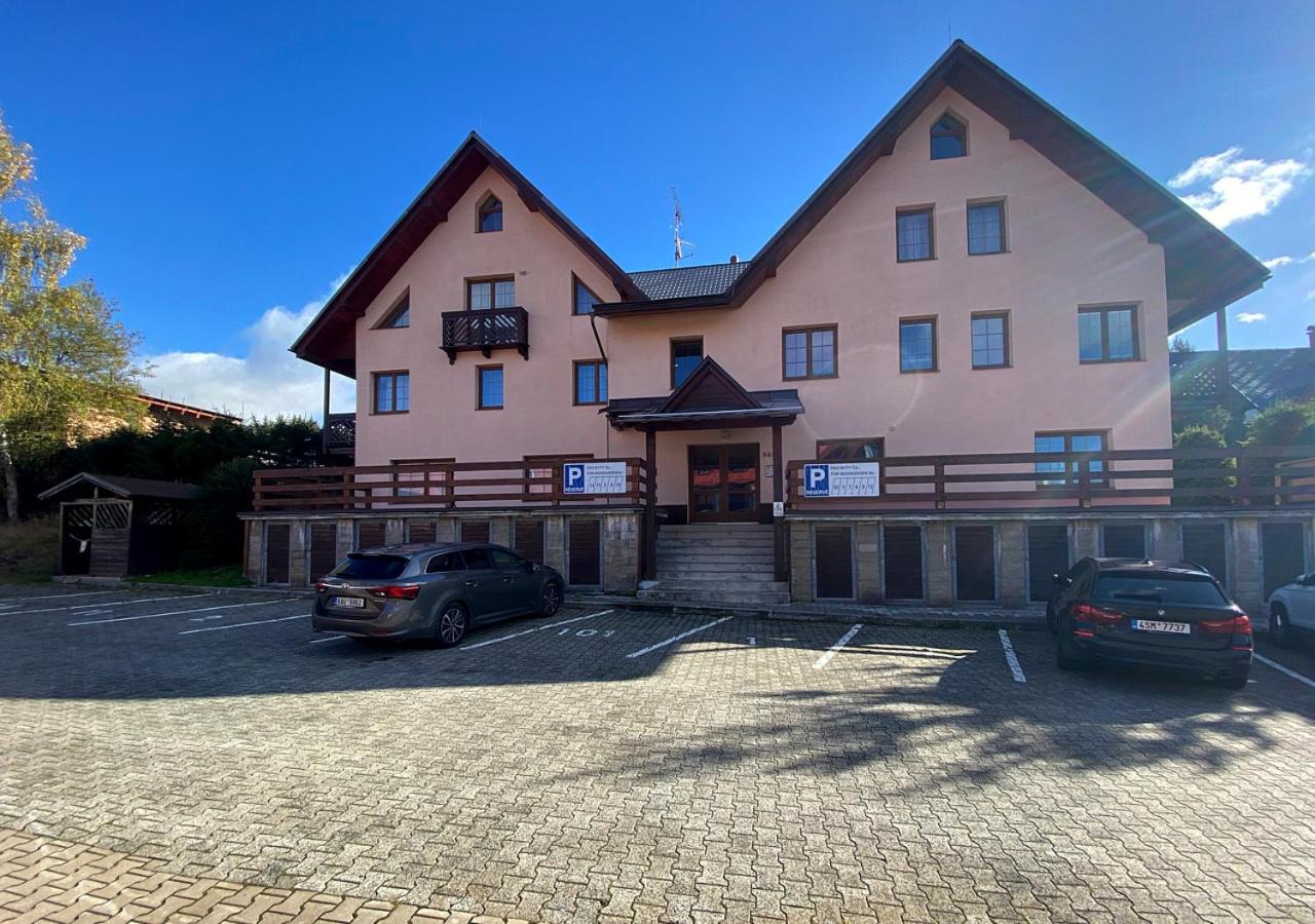 Slunný a vzdušný Apartmán Astra - by Relax Harrachov - B&B Harrachov