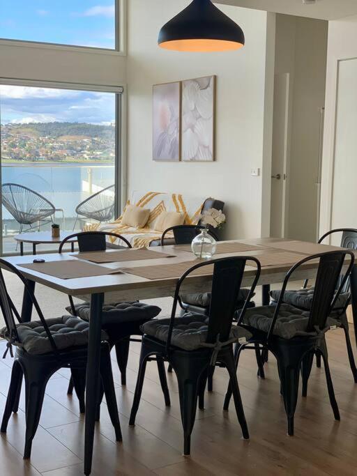 Modern villa with water view - Ferienwohnung Claremont