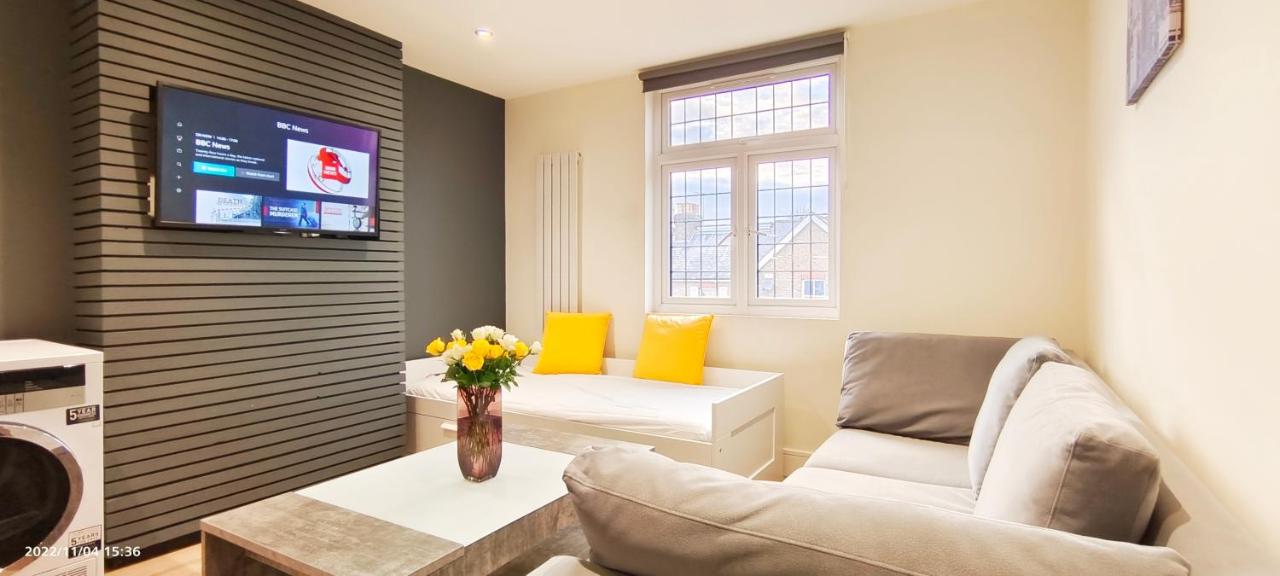 B&B London - First floor Flat 1 Northwood - Bed and Breakfast London