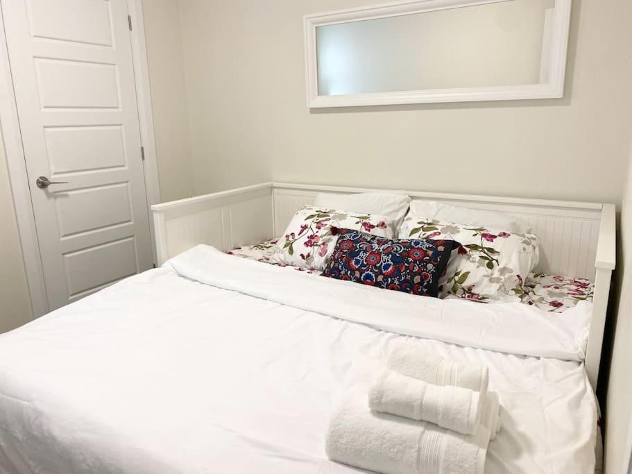 Beautiful Walk out Basement Apartment in Pickering near Beach - Chambres d'hôtes Pickering