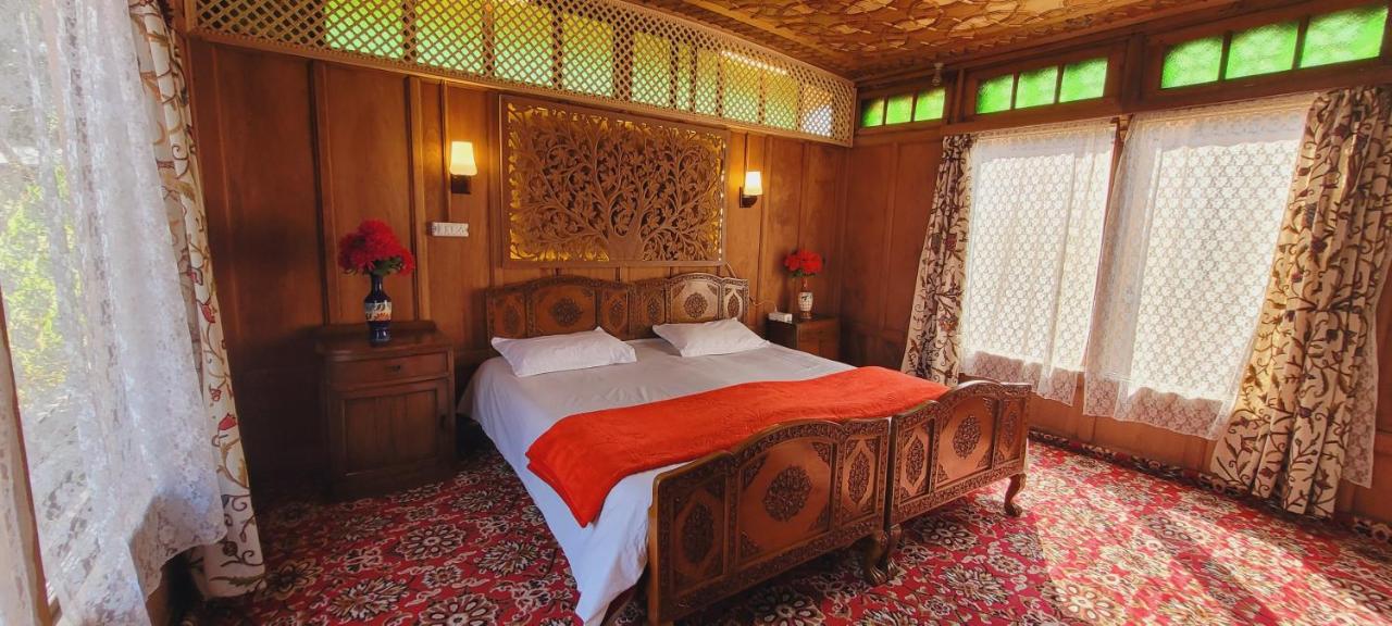 B&B Srinagar - Lily Of The World Houseboat - Bed and Breakfast Srinagar