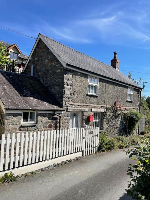 Isallt Cosy Cottage. Dogs Welcome. Superking & Double Bed. Log Burner. Peaceful Village Location - B&B