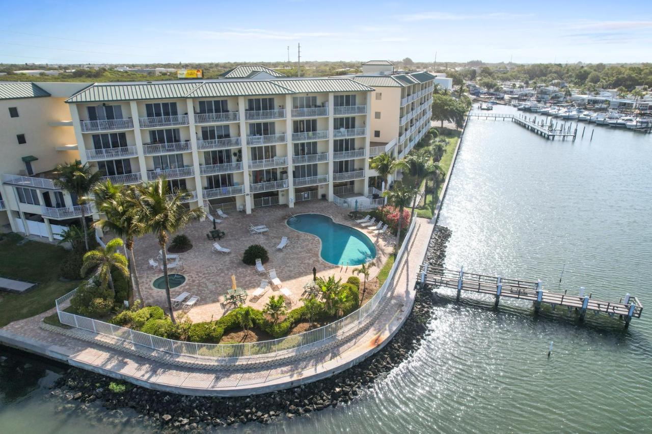 Oceanfront Luxury Condo! Mins to beach! Rum Bar Next Door! - Ferienwohnung Saint Petersburg