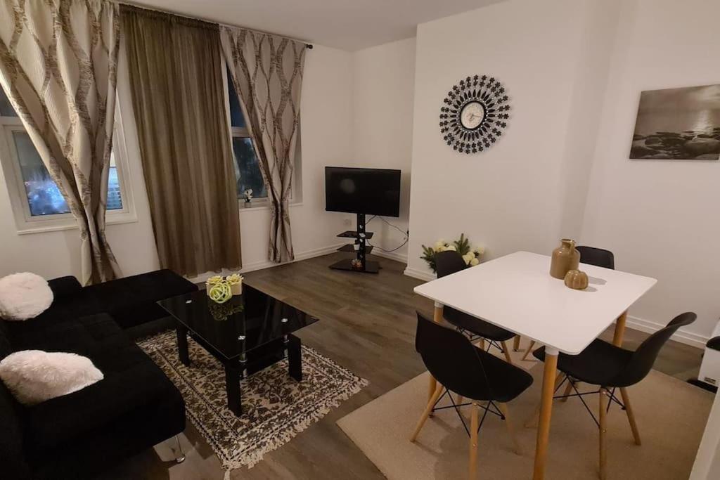 Luxury 1 bedroom flat in the heart of Wood Green - Chambres d’hôtes
