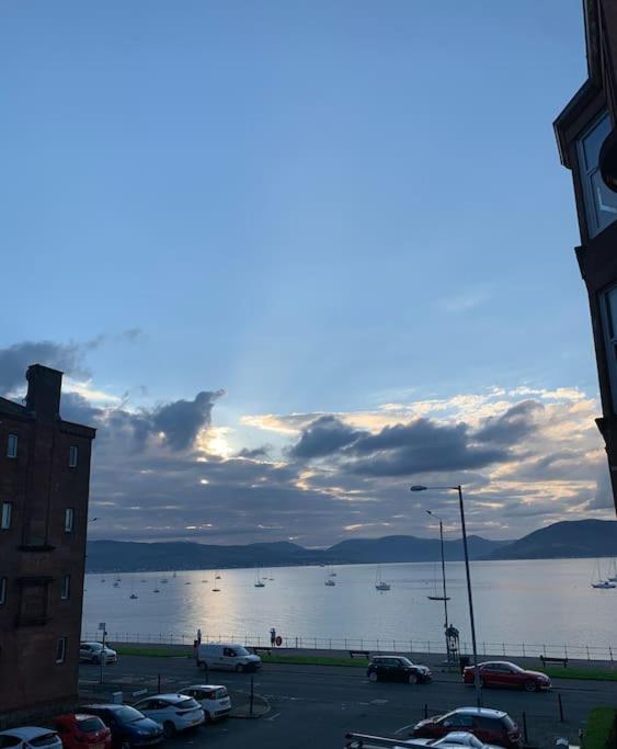 Lovely flat overlooking the Clyde - Bed and Breakfast Gourock