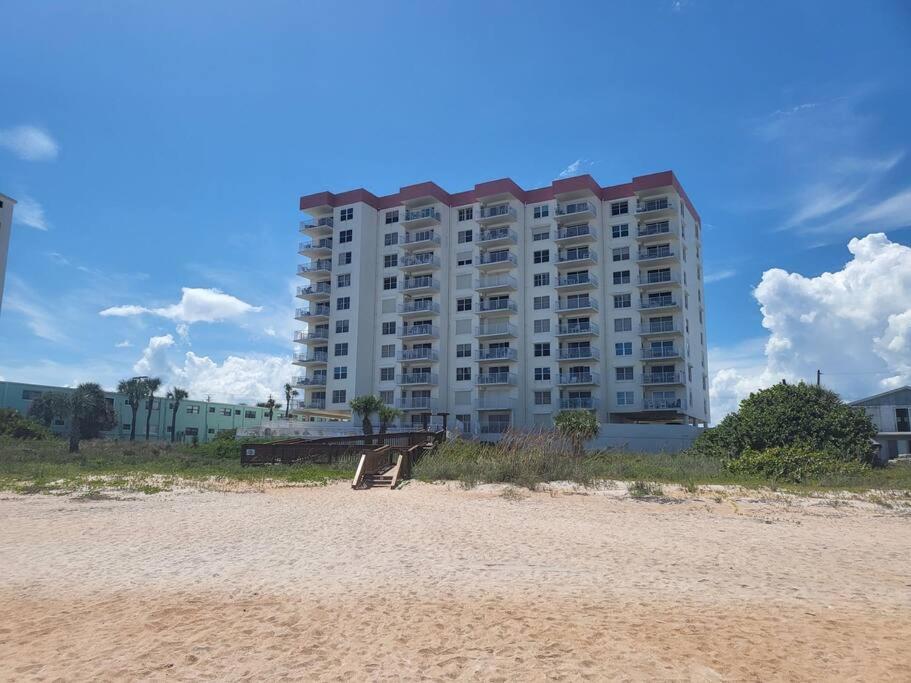 B&B Ormond Beach - Updated Oceanfront Condo! Come Relax by the Sea! - Bed and Breakfast Ormond Beach