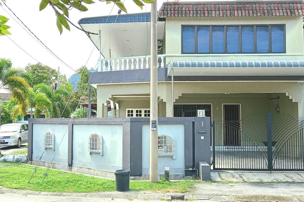 B&B Ipoh - Spacious End-lot House, 3 parkings @Ipoh, Tambun - Bed and Breakfast Ipoh