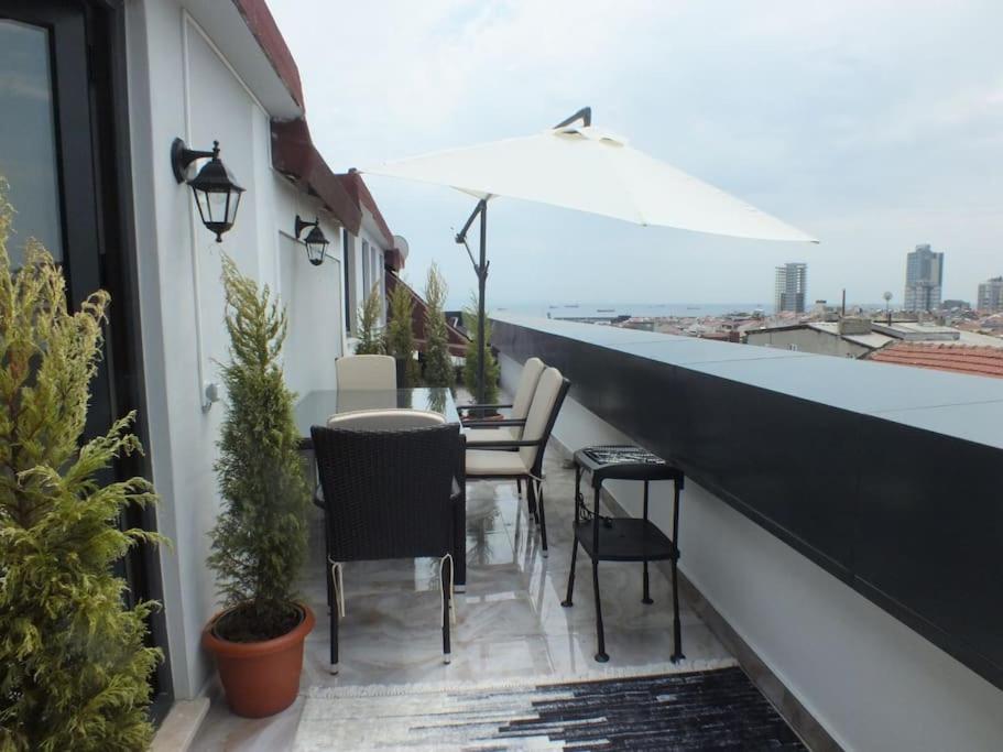 B&B Istanbul - Central Cozy Flat with Terrace & Sea View - Bed and Breakfast Istanbul