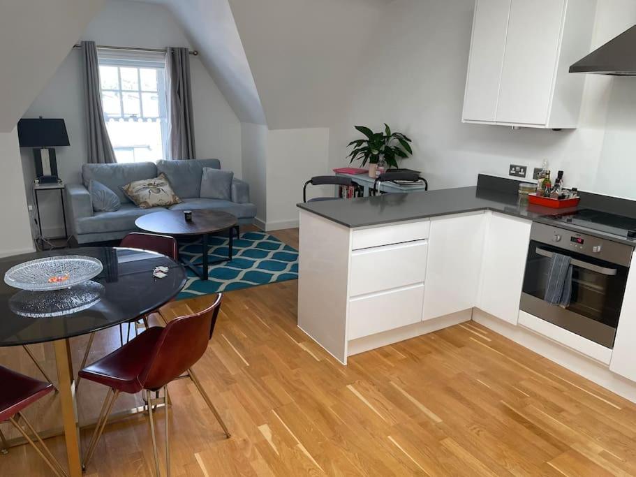 B&B London Borough of Ealing - Lovely 2-bed flat with well equipped kitchen - Bed and Breakfast London Borough of Ealing