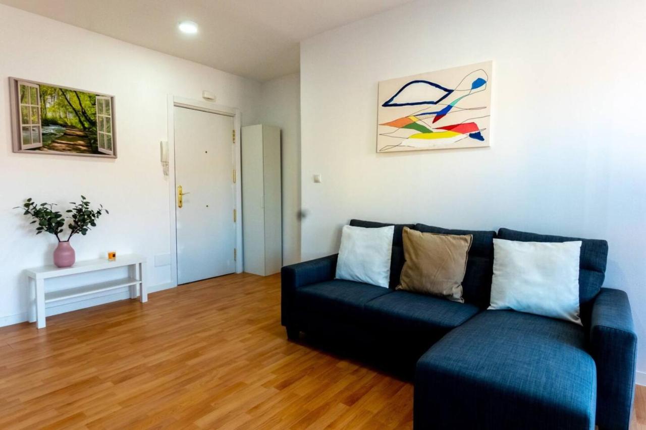 B&B Madrid - Homely 2 Bedroom Apartment in Barajas - Bed and Breakfast Madrid