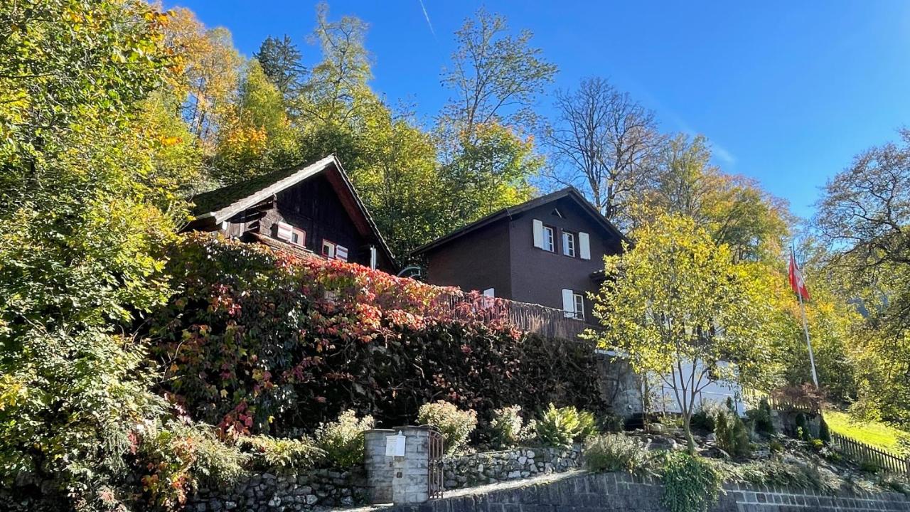 Romantic private superior Swiss Chalet with Hottub - B&B