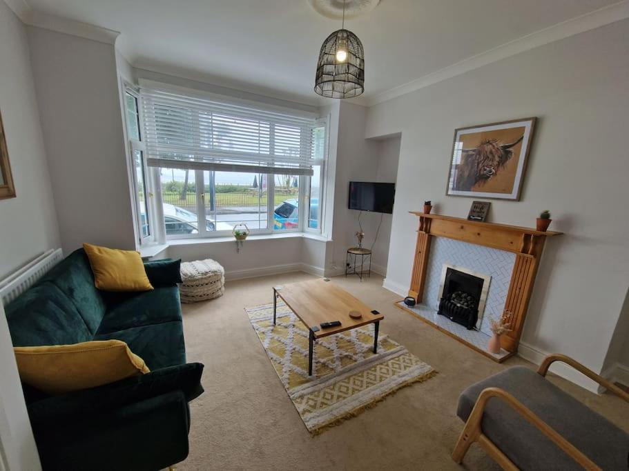 B&B Swansea - Lovely Seafront Apartment with Garden - Bed and Breakfast Swansea